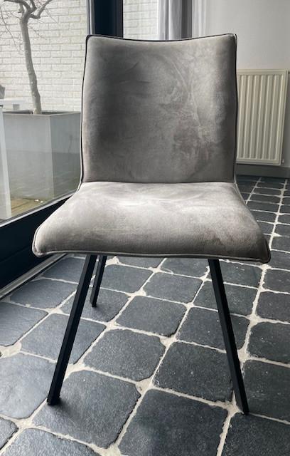 Eettafel van chinese luiken gemaakt