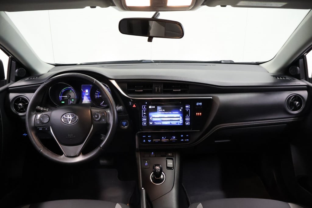 Toyota Auris 1.8 hybrid lease