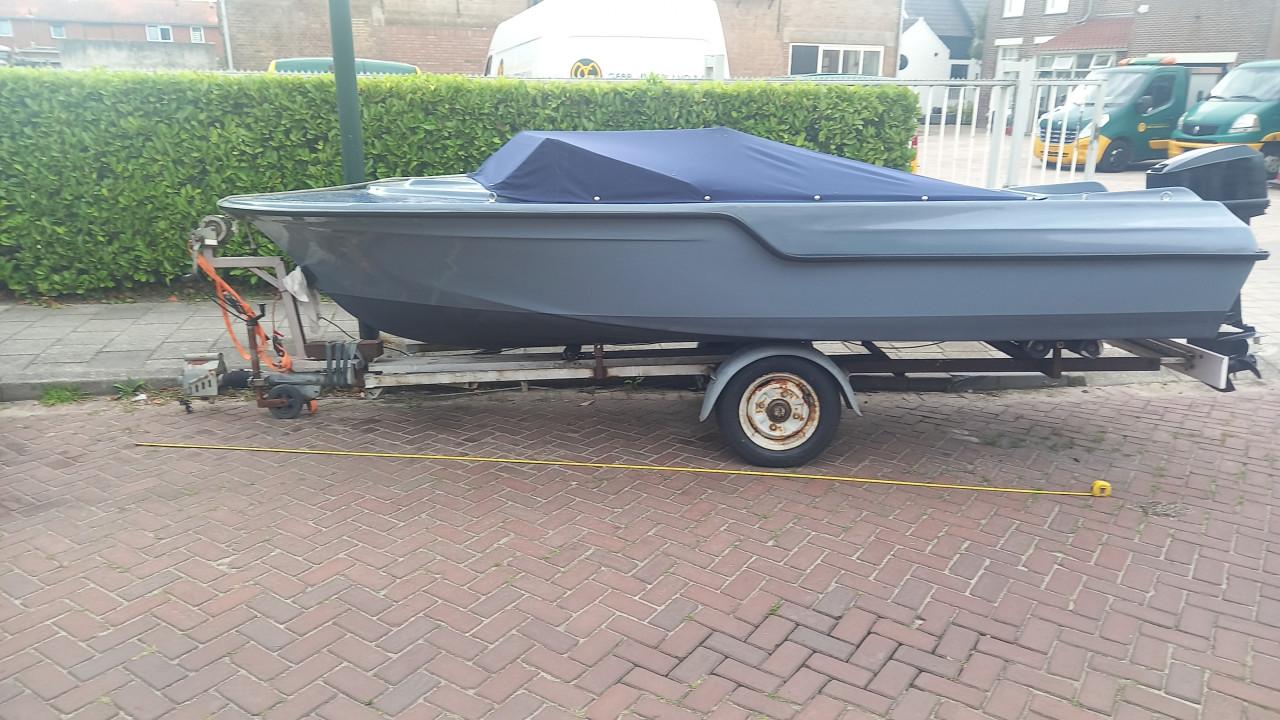 Bootje met trailer