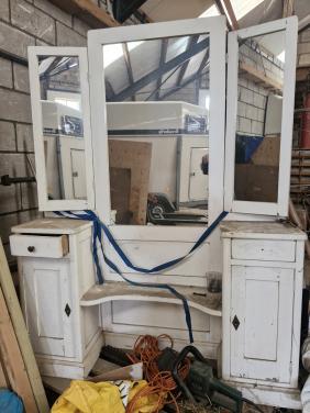 Schuurvondst, antiek make-up dressoir met 3 spiegels