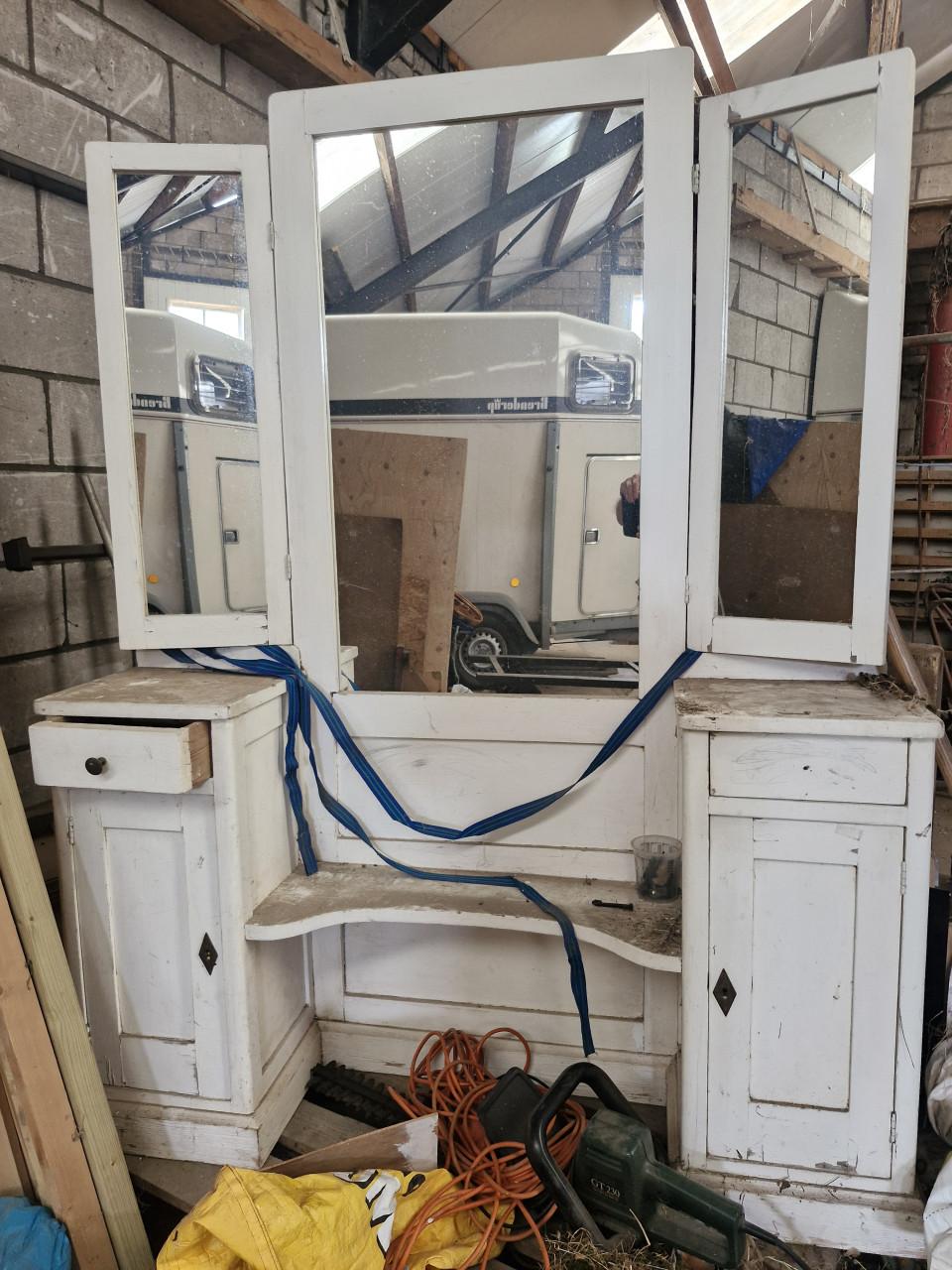 Schuurvondst, antiek make-up dressoir met 3 spiegels