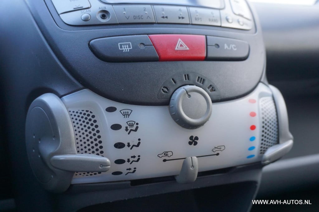 Peugeot 107 1.0-12v black & silver