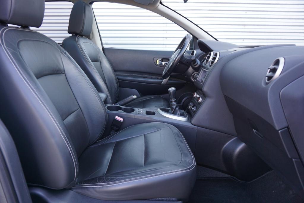 Nissan Qashqai 2.0 tekna airco / navi / cruise / camera / pano / stoelverw.