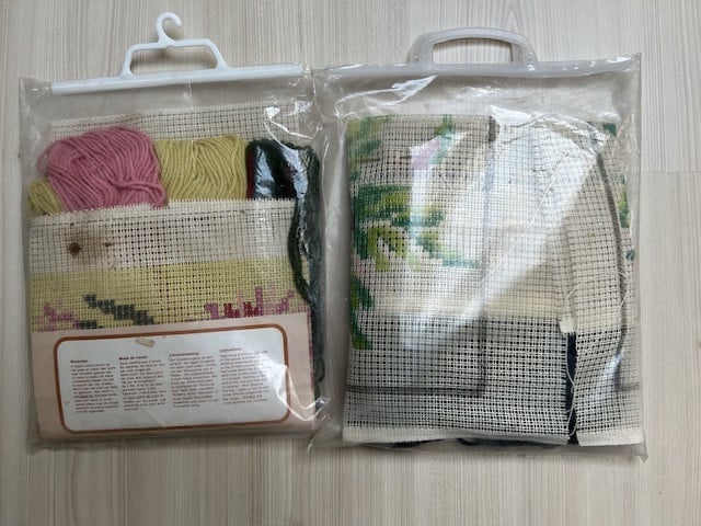 2 Borduurpakketten voor kussen.