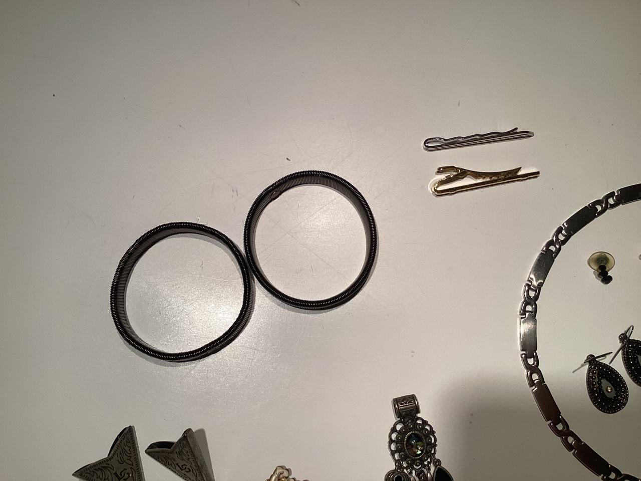 Diverse kettinkjes oorbellen etc voor de hobbyist. Goes.