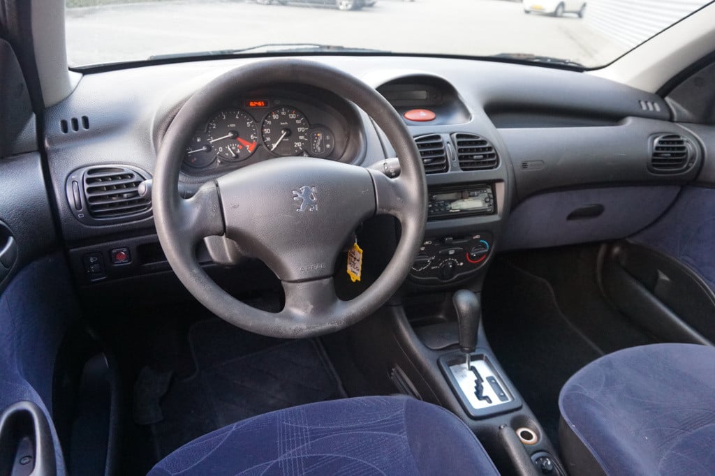 Peugeot 206 1.4 xt automaat - elektr. ramen / nieuwe apk!