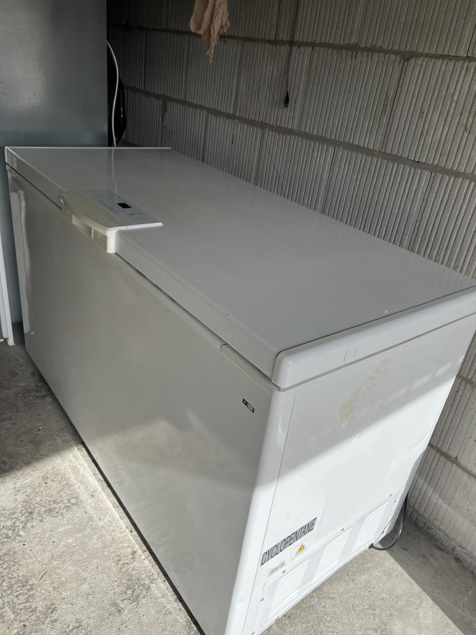 Grote vrieskist /  vriezer 412 liter 143x88x65 cm. BHD.