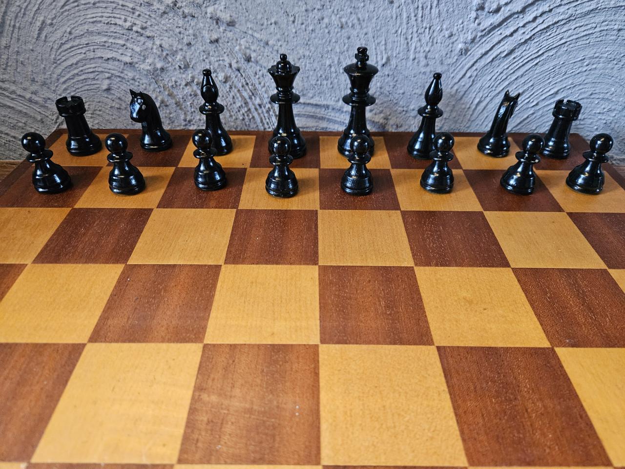 Vintage groot schaakspel met houten bord en Schaakstukken