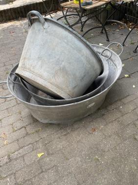 Zinken teilen , emmers ketels en gieters .
