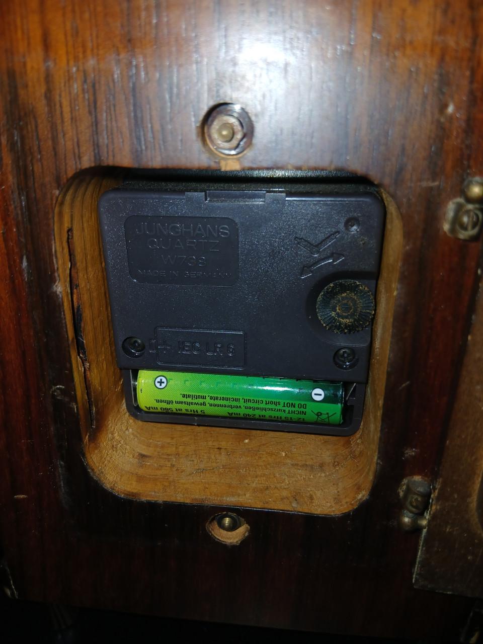 Oude houten tafelklok met Romeinse cijfers