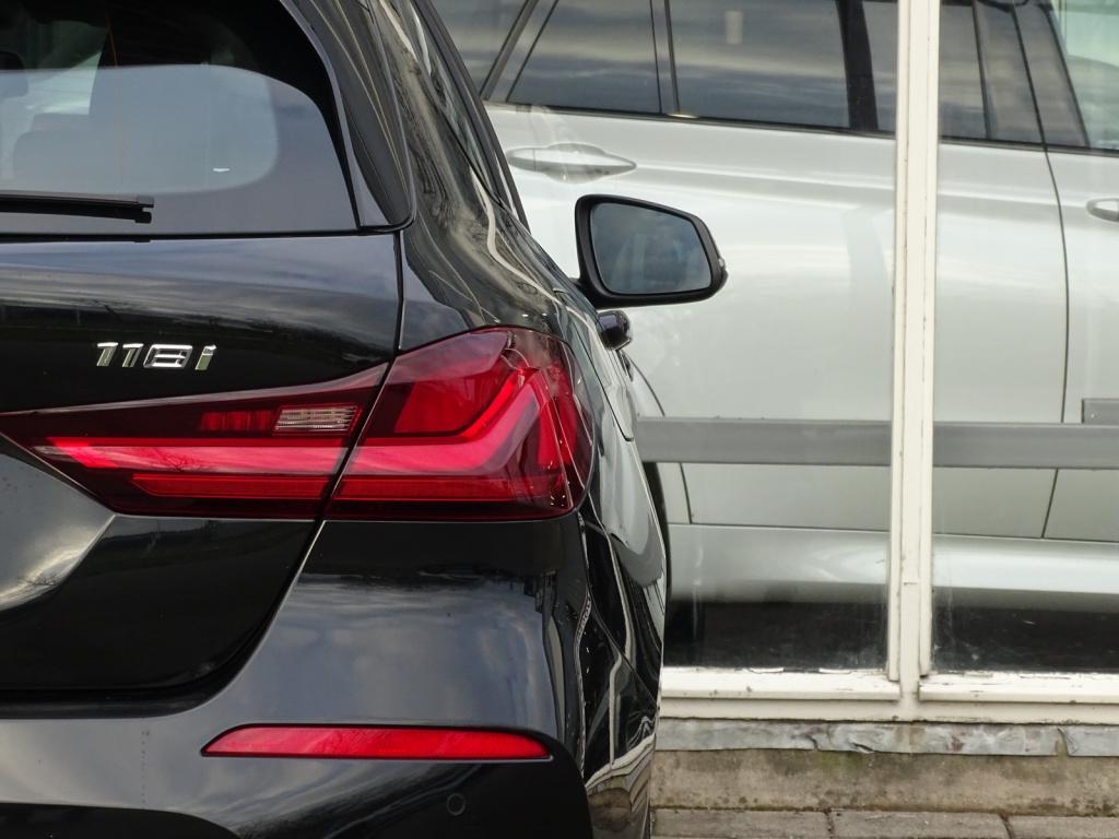 BMW 1 Serie 118i business edition | led | apple carplay/android auto