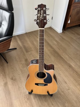 Takamine EG332C-6 String Acoustic/Electric.