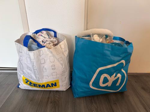 Twee grote shoppers met babykleding (meisjes) Maat 50 t/m 74