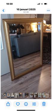 Grote Spiegel met goudkleurige lijst.