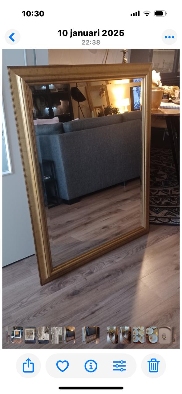 Grote Spiegel met goudkleurige lijst.