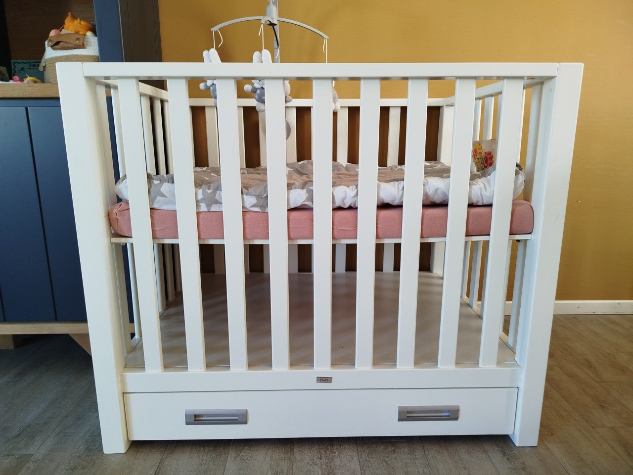 Baby box, wit, inclusief matras, topper, muziek mobiel en boxspeeltje.