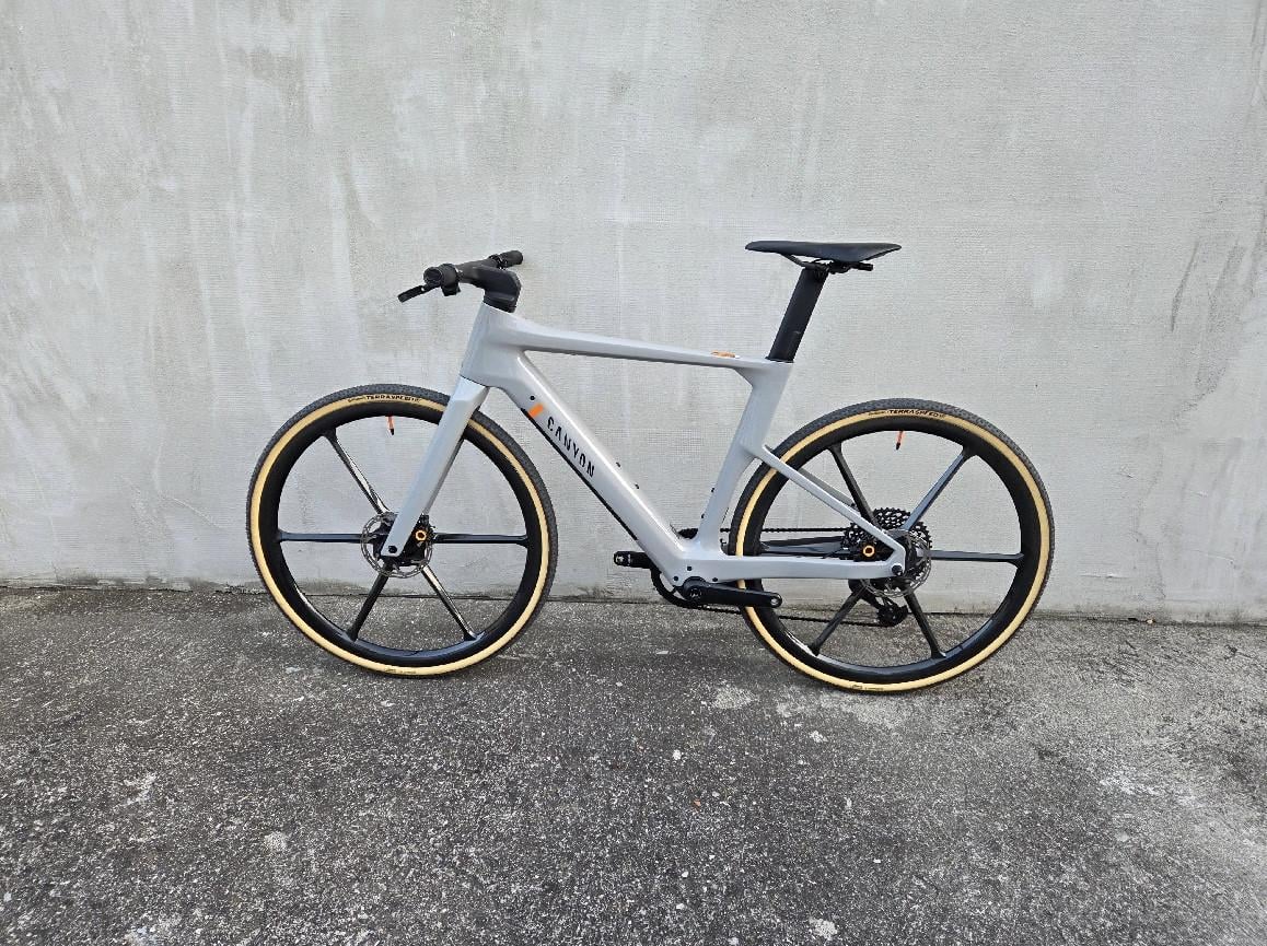 Te koop E-bike Canyon Roadlite: ON CF 9 Ltd. framemaat M