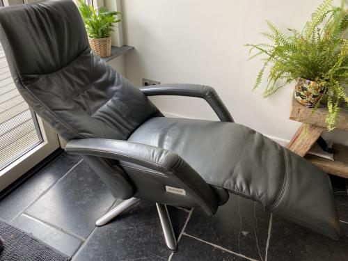 Prachtige De Toekomst model Twice sta op stoel met accu