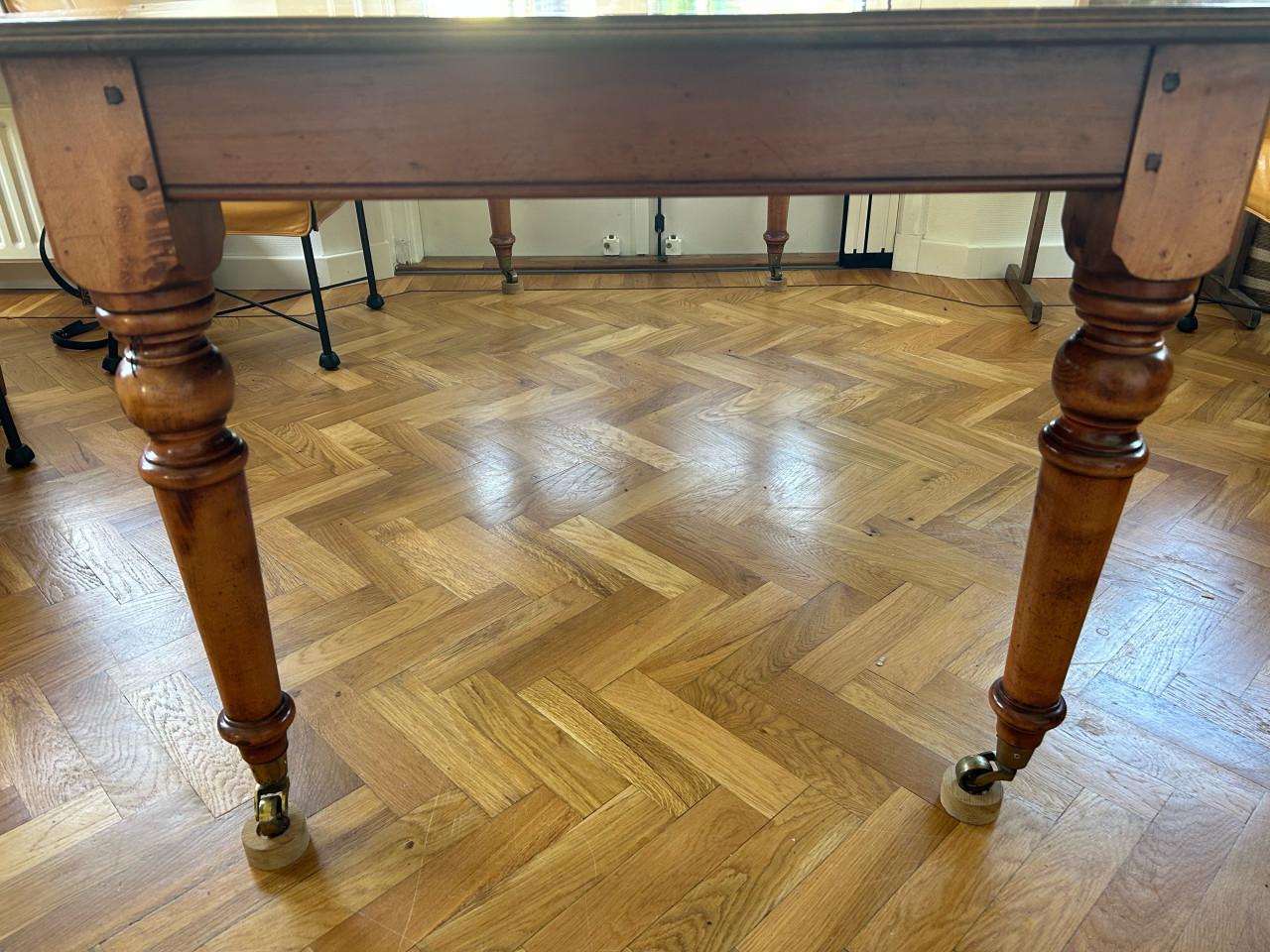Antieke eettafel
