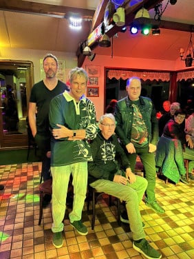 Bassist gezocht m/v