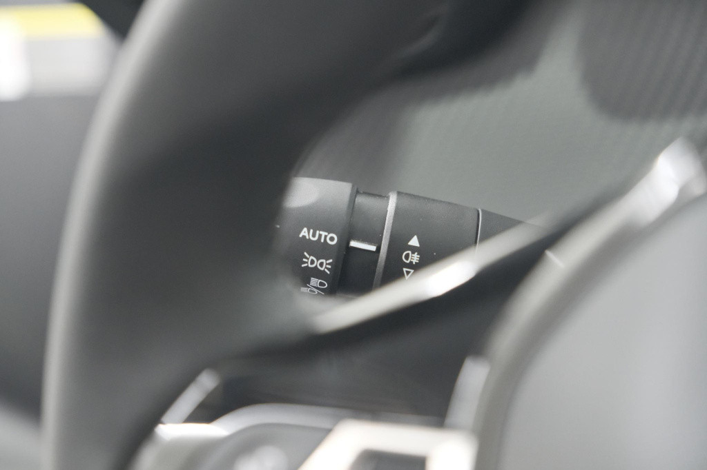 Peugeot 208 puretech 100 allure | adaptieve cruise control | camera | apple