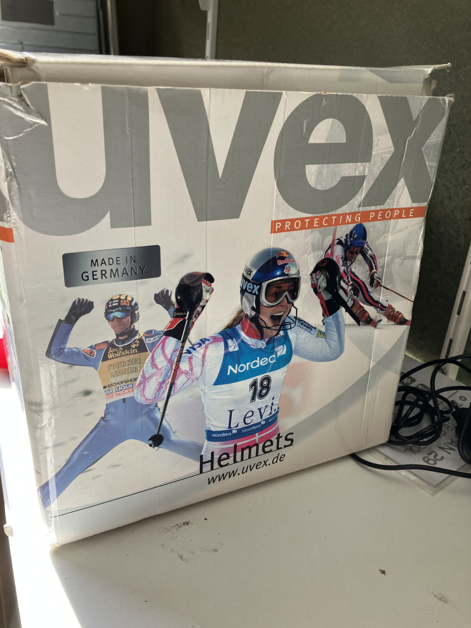 Te koop in zeer goede staat een UVEX skihelm met bril