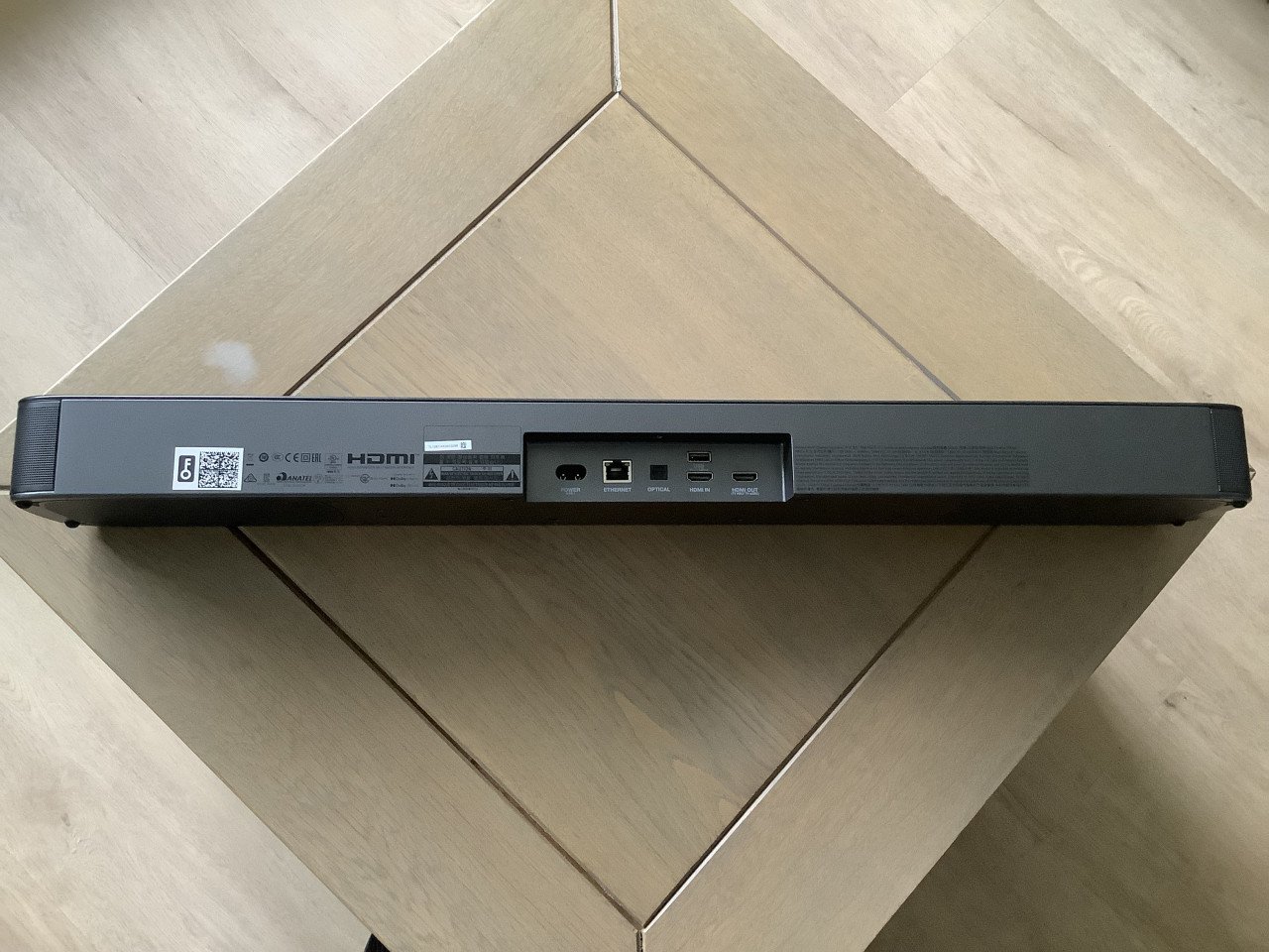 2.0 Soundbar van JBL compleet met afstandsbediening.