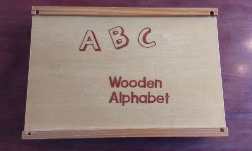 Houten alfabet puzzel met 26 losse houten gekleurde letters