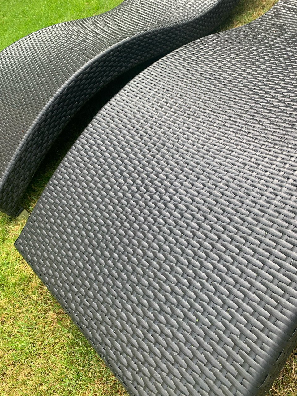 2 wicker ligbedden