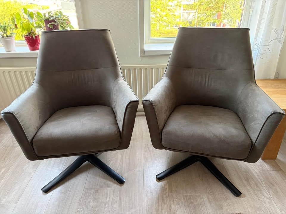 2 bruine draaistoelen