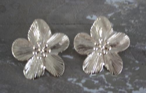 Goudkleurige oorbellen bloemen