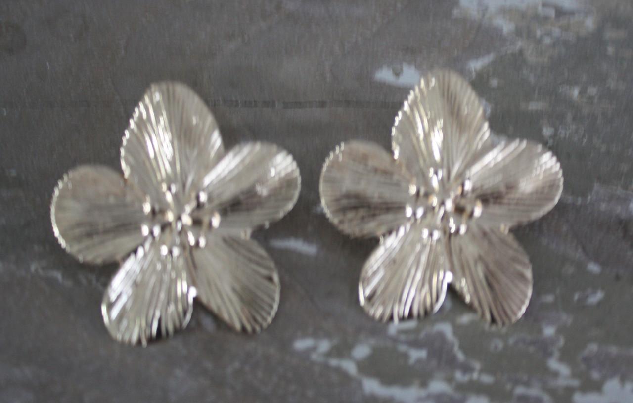 Goudkleurige oorbellen bloemen