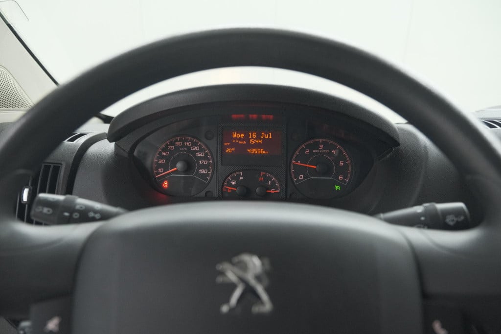 Peugeot Boxer 330 2.2 bluehdi 140 l2h2 premium | navigatie | houtenvloer in