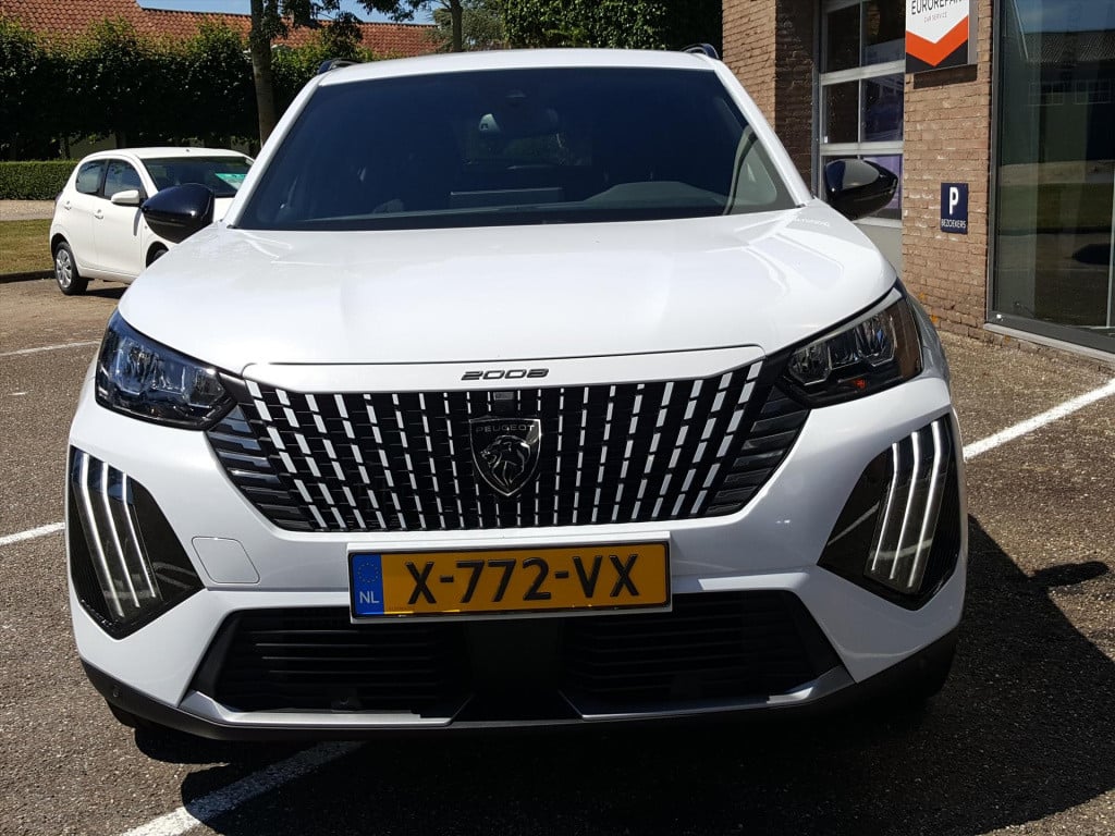 Peugeot 2008 allure pack 1.2 pt-130pk (vol)automaat (eat8) | 3d navigatie &