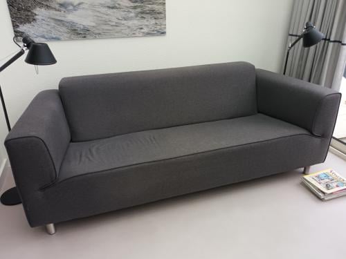 Grijze bank. 220 cm breed, 90 diep. Gratis af te halen.