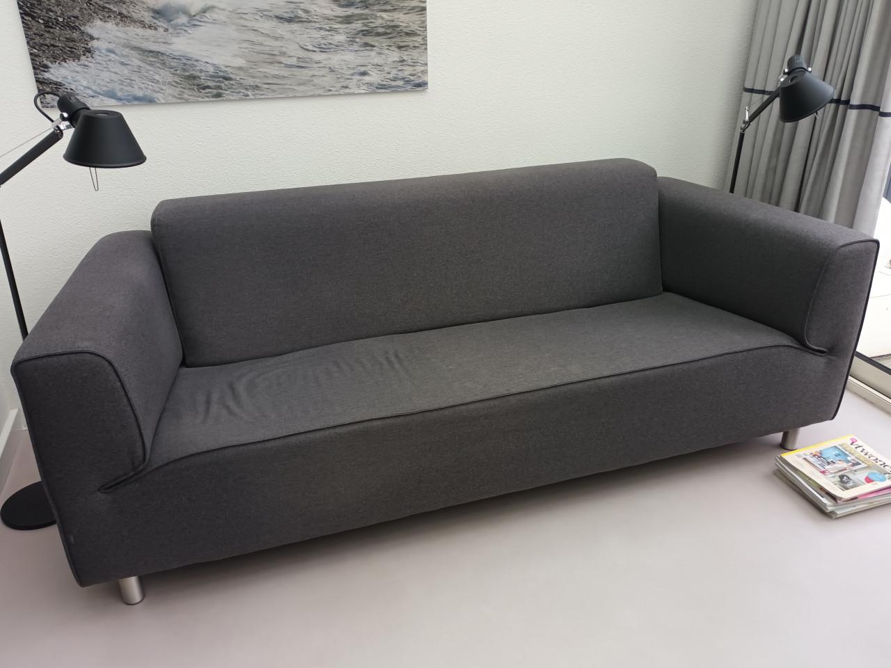 Grijze bank. 220 cm breed, 90 diep. Gratis af te halen.