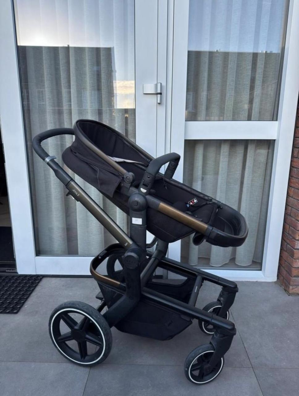 Joolz Day+ Kinderwagen set in kleur Brilliant Black.