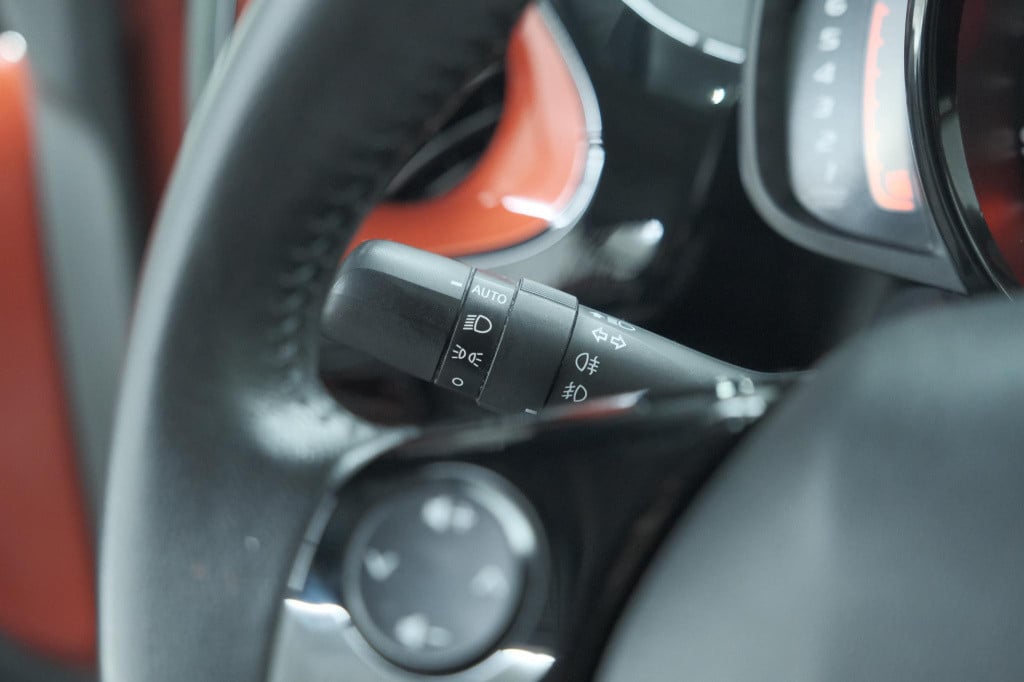 Peugeot 108 1.0 e-vti allure top! | elektrisch vouwdak | trekhaak | camera 