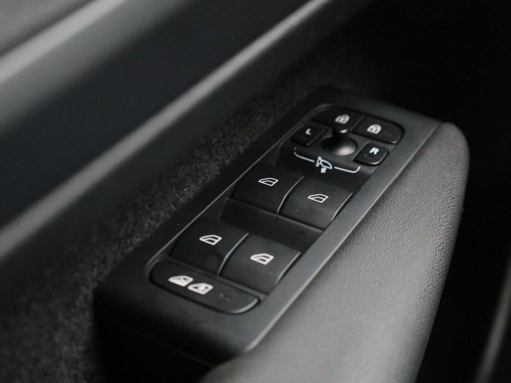 Volvo XC40 recharge core 70 kwh | automaat | apple carplay / android auto |