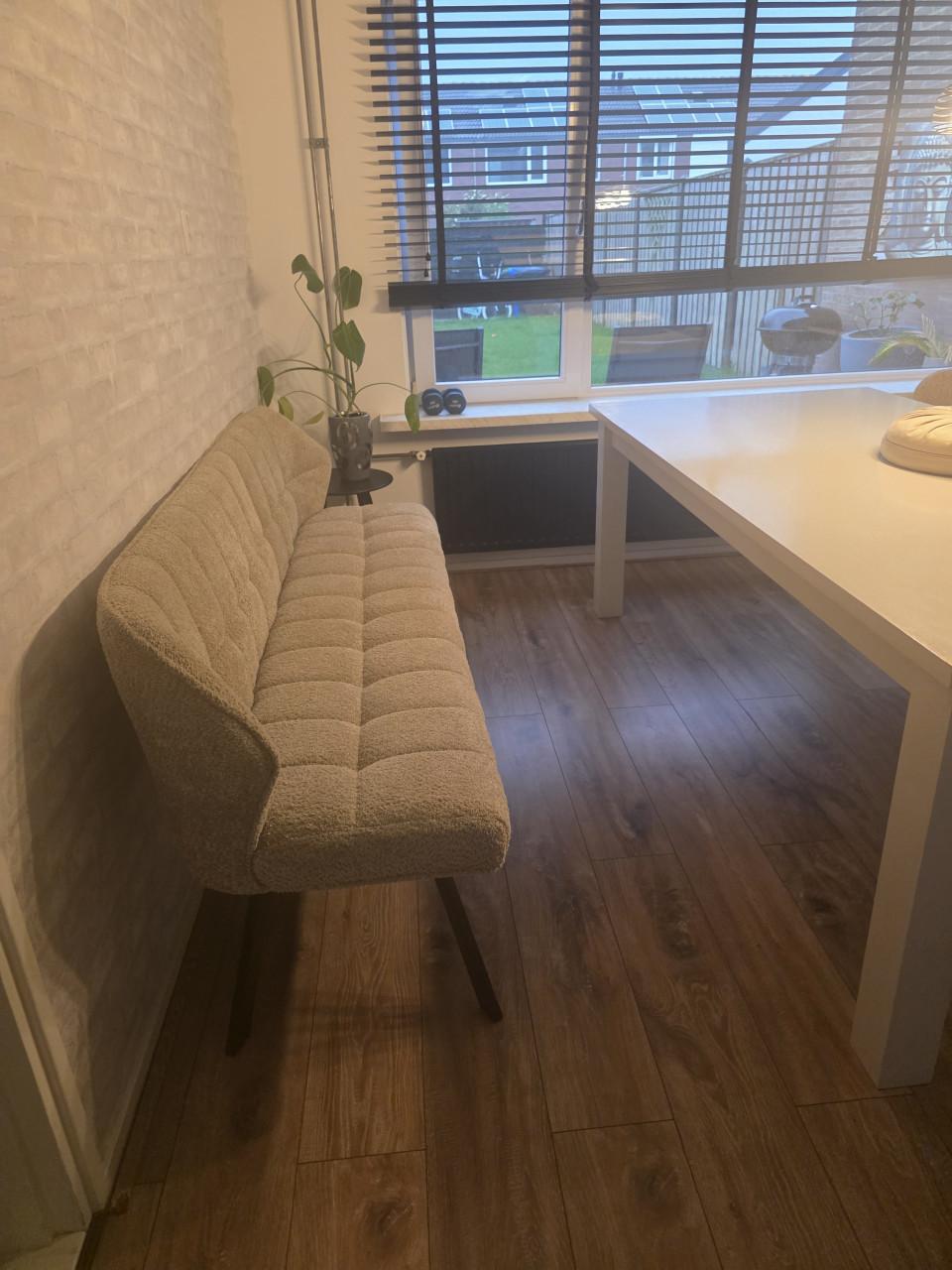Eettafel met 2 stoelen, eetkamerbank + eventueel hanglamp