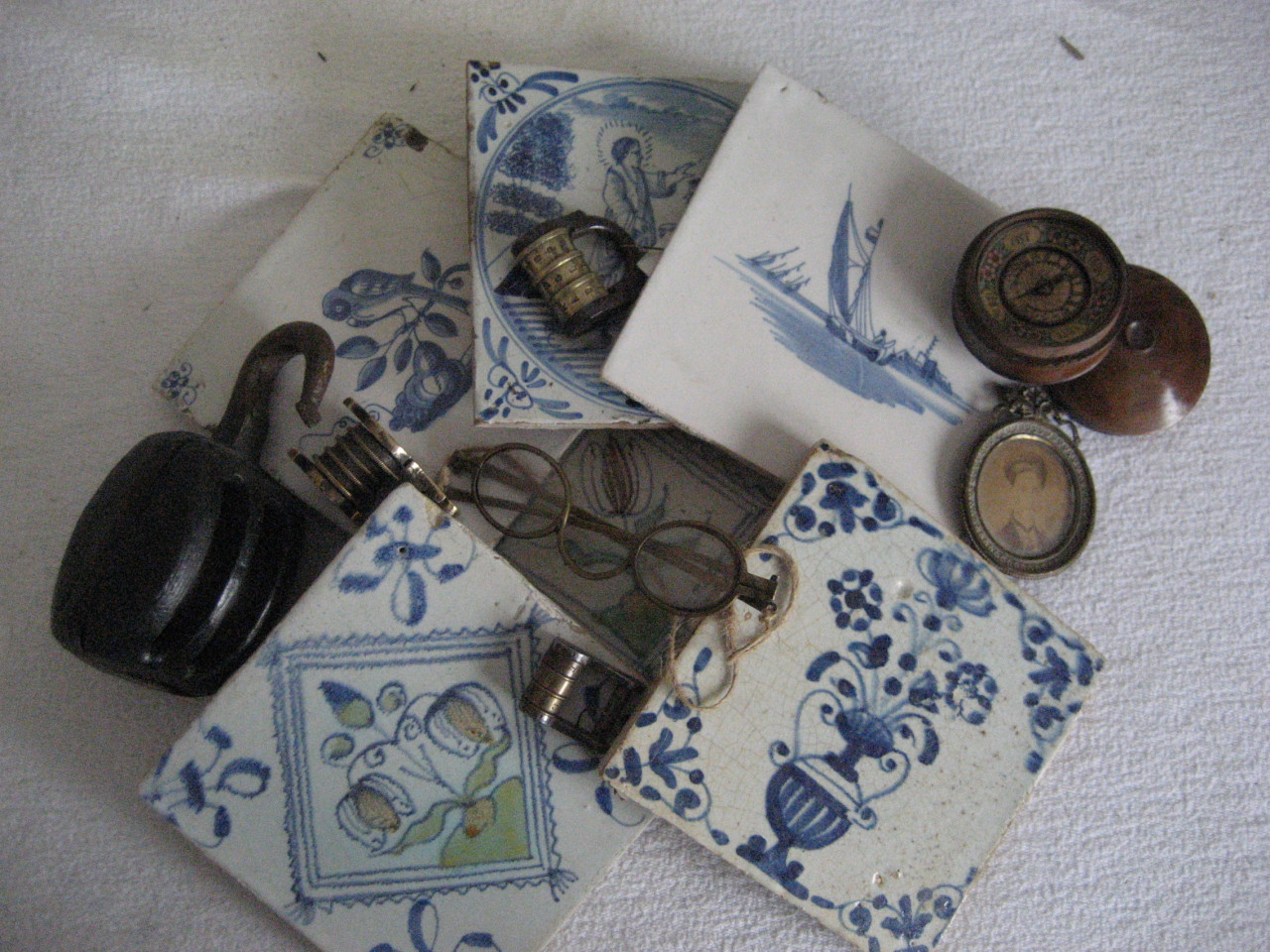 Antiek brocante tegels kruiken koper ijzer tuinbank kastjes