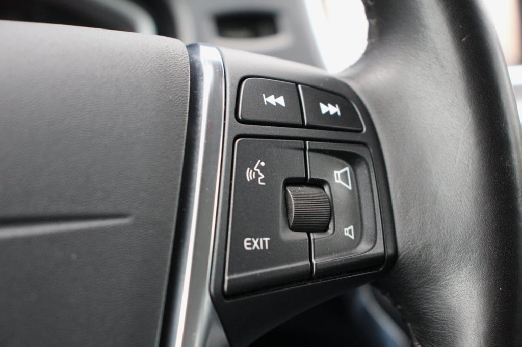 Volvo V40 1.6 t3 momentum -xenon - trekhaak - navi - achteruitrij camera - 