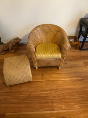 2 stoelen met voetenbank gratis