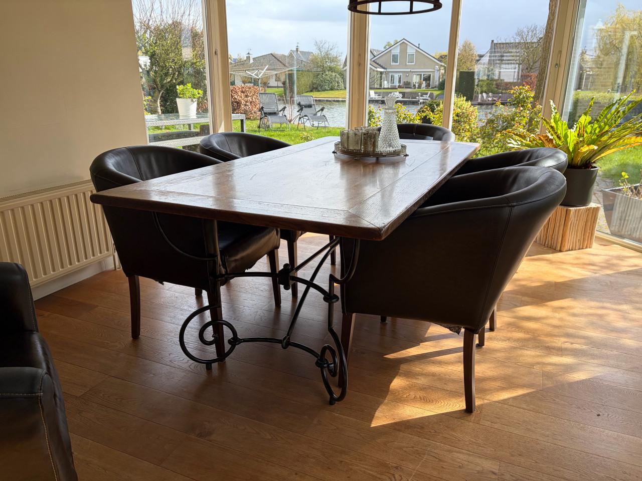 Eettafel met 6 stoelen