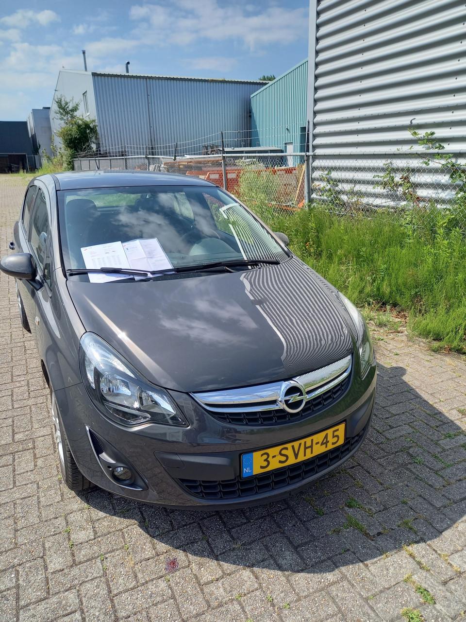 Wegens verhuizing over compleet keurige Opel Corsa Automaat
