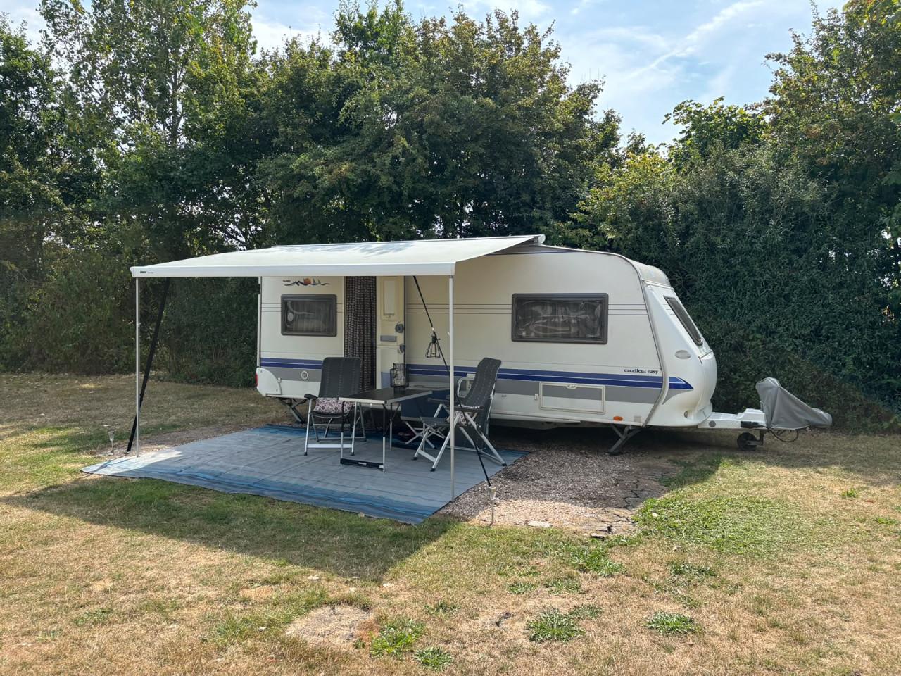 Hobby Excellent Easy met luifel, mover en elektrische uitdraaisteunen.