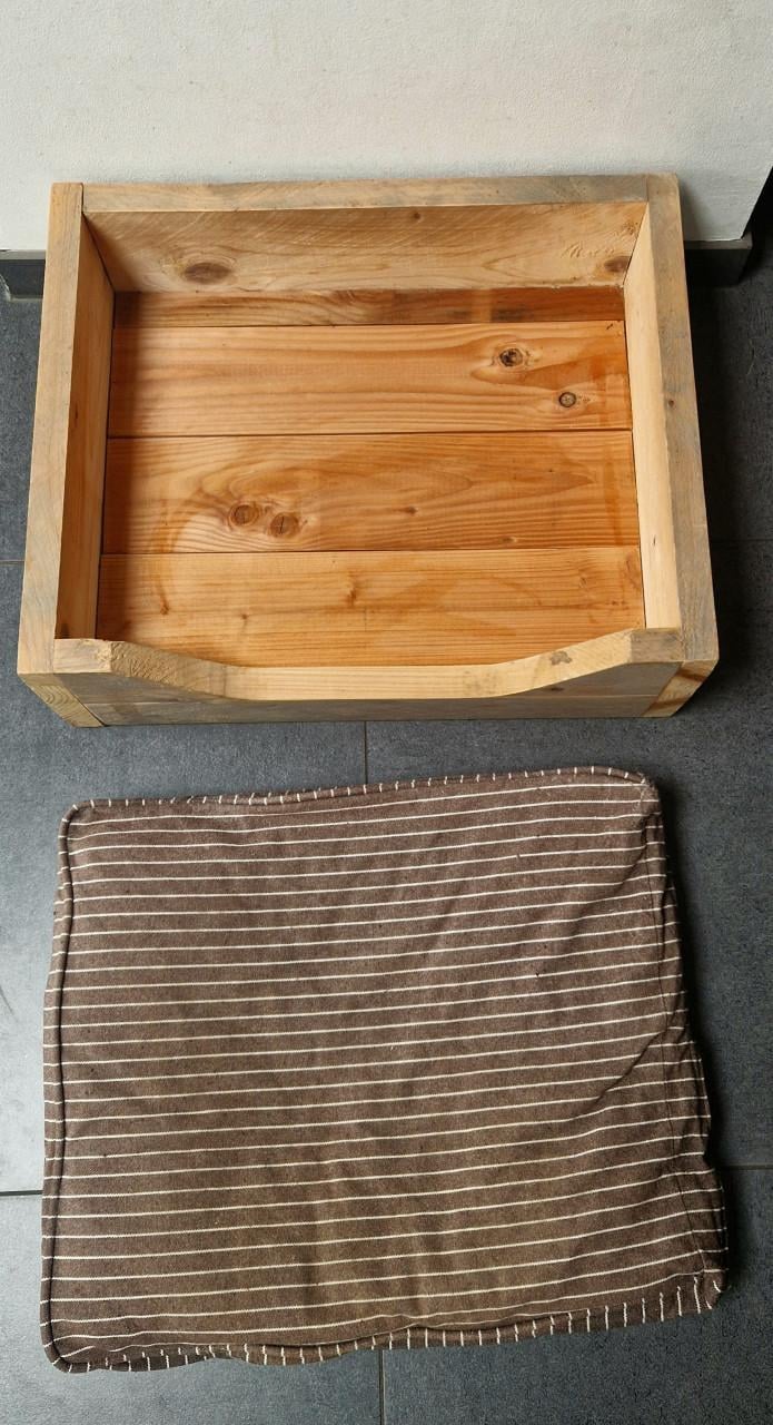 Stevige houten hondenmand, (b)60x(d)49x(h)20 cm