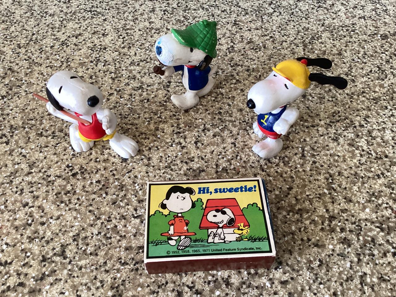 Verschillende Snoopy figuurtjes in rubber en puzzeltje in doosje. Stripboek