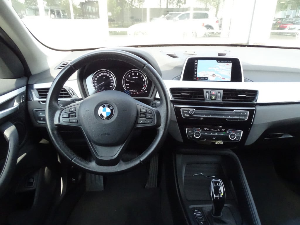 BMW X1 sdrive18i executive automaat | apple carplay | | el. koffer | 17"