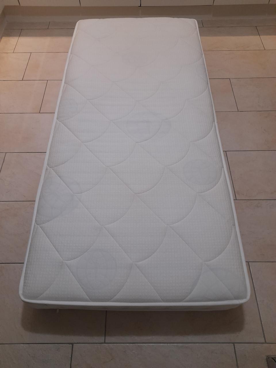 Matras 90 x 200 x 22 (in goede nette staat )